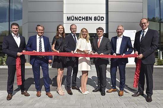 Dmitry Kolchanov, Georg Bierschneider, Ines Fleischmann, Michael Fleischmann , Doris Fleischmann, Prof. Dr. Ralf Speth, Felix Bräutigam, Jan-Kas van der Stelt beim Grand Opening Jaguar Land Rover München Süd am 16.07.2019 Foto: BrauerPhotos / G. Nitschke für Jaguar Land Rover